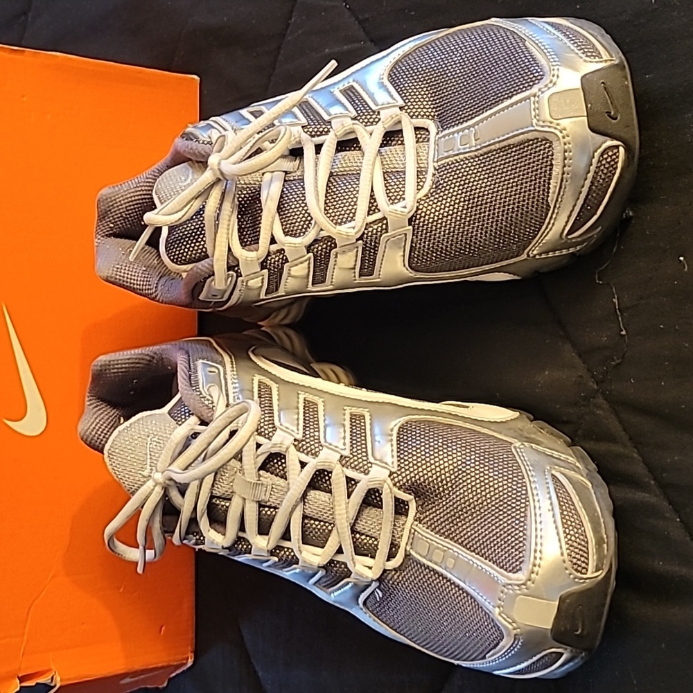 NIKE SHOX